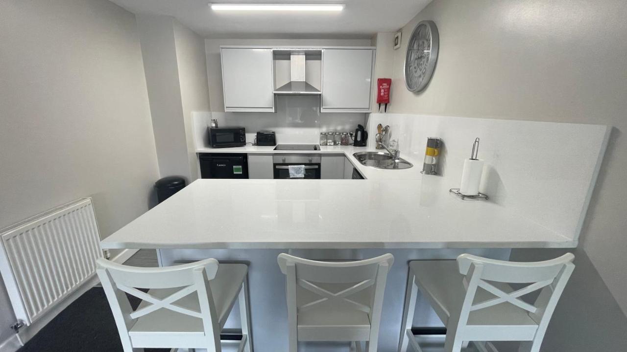 Mays Apartments: City Centre Convenience with Free Parking Liverpool Room photo